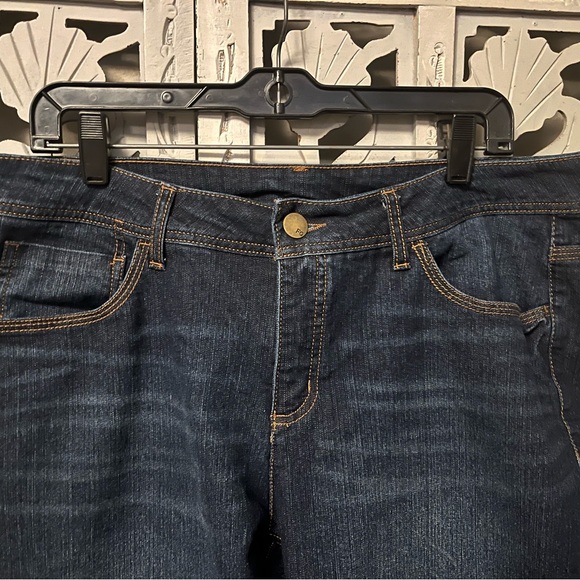 FADED GLORY DARING DARK BLUE STRETCHY PLUS SIZE DENIM BLUE JEAN SHORTS - Picture 3 of 7